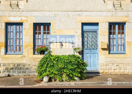 Francia, Nievre, Saint-Pierre-le-Moutier, tappa sulla via Lemovicensis o Vezelay, uno dei modi principali per Santiago de Compostela, pozzo antico Foto Stock