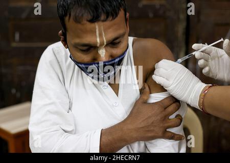 New Delhi, Nuova Delhi, India. 10th Jan 2022. Un uomo riceve una dose di richiamo di Covaxin, un vaccino contro la coronavirus (COVID-19) prodotto da Bharat Biotech, in un centro di vaccinazione. (Credit Image: © Karma Sonam Bhutia/ZUMA Press Wire) Foto Stock