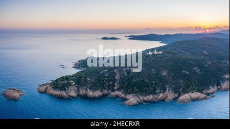 Francia, Var, penisola di Saint Tropez, Ramatuelle, Cap Camarat, Faro di Camarat (vista aerea) // Francia, Var (83), presqu'île de Saint-Tropez, Ra Foto Stock