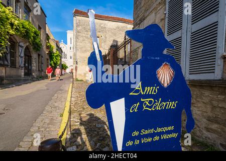 Francia, Yonne, parco naturale regionale Morvan, Vezelay, patrimonio dell'umanità dell'UNESCO, etichettato Les Plus Beaux Villages de France (i più bei villaggi di Francia), punto di partenza di una delle vie principali per Santiago de Compostela (Via Lemovicensis o Vezelay Way), Associazione di amici e pellegrini di Santiago per la via Vezelay Foto Stock