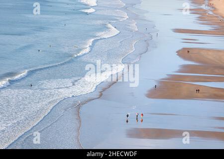 Francia, Vendee, la Tranche sur Mer, gente che cammina sulla spiaggia di la Terriere e surfisti (vista aerea) Foto Stock