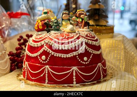 torta di pasta di zucchero rosso decorata con burattini presepi Foto Stock