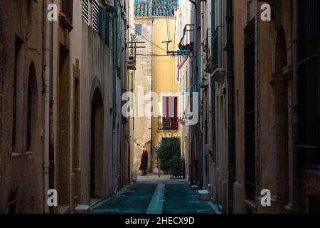 Francia, Herault, Pezenas, vista di una strada nel centro storico della città in inverno Foto Stock