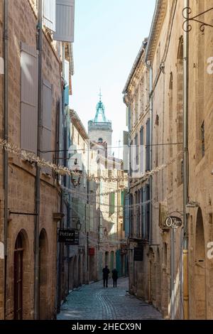 Francia, Herault, Pezenas, vista di una strada nel centro storico della città in inverno Foto Stock