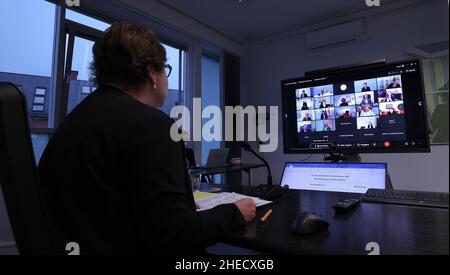 Magdeburg, Germania. 10th Jan 2022. Petra Grimm-Benne (SPD), Ministro della Sanità in Sassonia-Anhalt, presiede una videoconferenza della Conferenza dei Ministri della Sanità nel suo ministero. In occasione della prima riunione regolare di quest'anno, i ministri federali e statali della sanità dovrebbero discutere di una possibile quarta vaccinazione contro il coronavirus. Credit: Ronny Hartmann/dpa/Alamy Live News Foto Stock