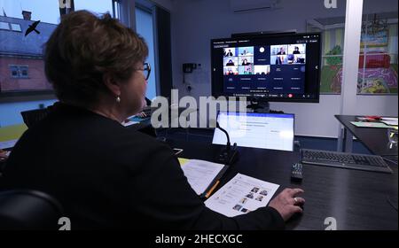 Magdeburg, Germania. 10th Jan 2022. Petra Grimm-Benne (SPD), Ministro della Sanità in Sassonia-Anhalt, presiede una videoconferenza della Conferenza dei Ministri della Sanità nel suo ministero. In occasione della prima riunione regolare di quest'anno, i ministri federali e statali della sanità dovrebbero discutere di una possibile quarta vaccinazione contro il coronavirus. Credit: Ronny Hartmann/dpa/Alamy Live News Foto Stock