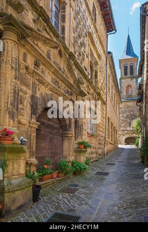 Francia, Lozere, Florac-Trois-Rivieres, piccola città sul sentiero Stevenson o GR 70, ex convento cappuccino del 16th secolo e la chiesa di San Martino sullo sfondo Foto Stock