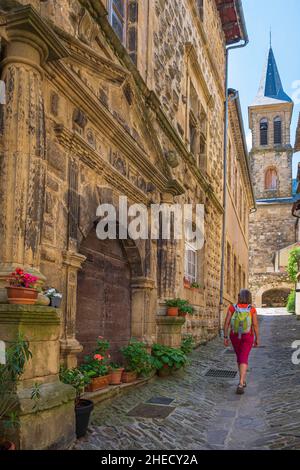 Francia, Lozere, Florac-Trois-Rivieres, piccola città sul sentiero Stevenson o GR 70, ex convento cappuccino del 16th secolo e la chiesa di San Martino sullo sfondo Foto Stock