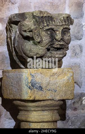 Francia, Lozere, Langogne, tappa sul sentiero Stevenson o GR 70, 12th secolo Saint-Gervais e Saint-Protais chiesa romanica, 12th secolo capitale Foto Stock