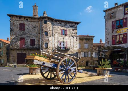 Francia, Haute-Loire, Pradelles, etichettato Les Plus Beaux Villages de France (i più bei villaggi di Francia), villaggio sul sentiero Stevenson o GR 70, Place de la Halle Foto Stock