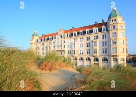 Belgio, Fiandre Occidentali, Bruges, Zeebrugge, passeggiata sulla diga, Palace Hotel Residence Palace, ex hotel di lusso costruito all'inizio del 20th secolo con le dune in primo piano Foto Stock