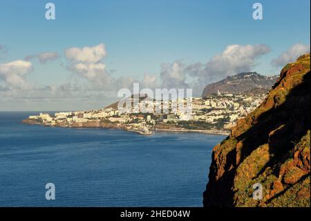 Portogallo, Isola di Madeira, capitale di Funchal vista da Ponta do Garajau Foto Stock