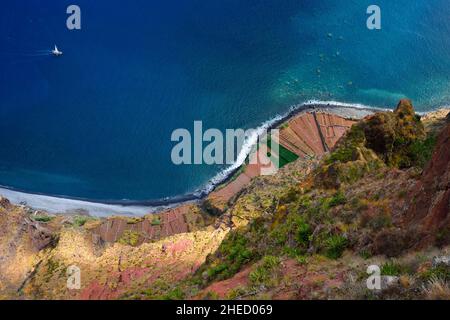 Portogallo, Isola di Madeira, vista dal Belvedere di Cap Girao, piattaforma di vetro che si affaccia sulla seconda scogliera più alta del mondo a 589 metri di altezza, campi coltivati ai piedi della scogliera Foto Stock