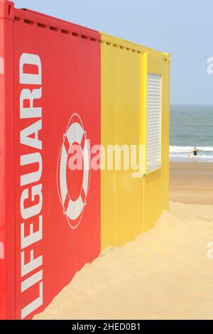 Belgio, Fiandre Occidentali, Knokke Heist, stazione di bagnino sulla spiaggia Foto Stock
