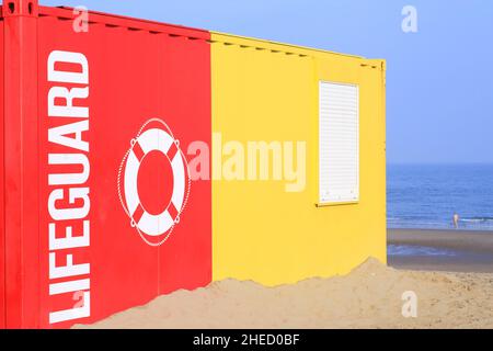 Belgio, Fiandre Occidentali, Knokke Heist, stazione di bagnino sulla spiaggia Foto Stock