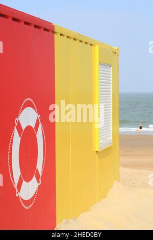 Belgio, Fiandre Occidentali, Knokke Heist, stazione di bagnino sulla spiaggia Foto Stock