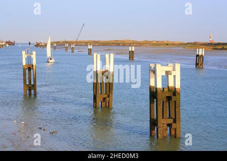 Belgio, Fiandre Occidentali, Nieuwpoort, foce dello Yser con il faro (1949) e il Mare del Nord sullo sfondo a destra Foto Stock