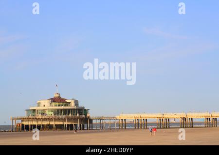 Belgio, Fiandre Occidentali, Blankenberghe, spiaggia con il molo Blankenberge (molo del Belgio) costruito nel 1933 sullo sfondo Foto Stock