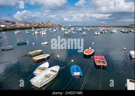 Francia, Manica (50), Cotentin, Barfleur, elencati come i villaggi più belli della Francia, fondando porto di pesca Foto Stock