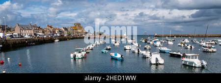 Francia, Manica (50), Cotentin, Barfleur, elencati come i villaggi più belli della Francia, fondando porto di pesca Foto Stock