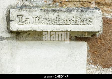 Francia, Maine et Loire, Vall?e de la Loire (Valle della Loira) elencato come Patrimonio Mondiale dall'UNESCO, Blaison Saint Sulpice chiamato anche Blaison Gohier etichettato Petite Cite de Caractere, piastra di pietra di Tuffeau di fronte a una casa che apparteneva al capitolo Foto Stock