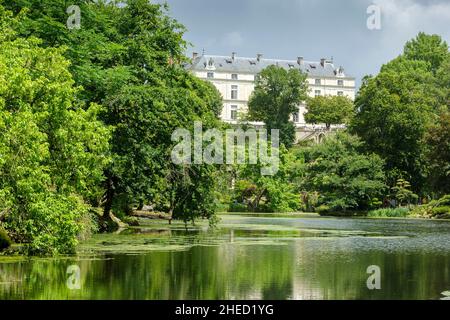 Francia, Maine et Loire, Maulevrier, Parc Oriental de Maulevrier (Parco orientale Maulevrier) etichettato Jardin Remarquable (giardino marquable), lo stagno e hotel Chateau Colbert sullo sfondo Foto Stock