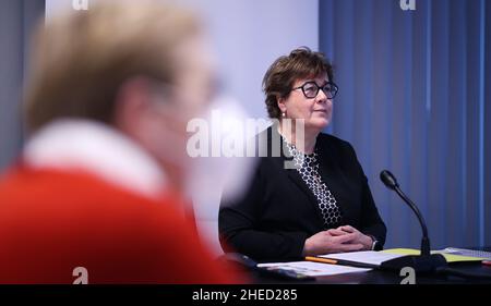 Magdeburg, Germania. 10th Jan 2022. Petra Grimm-Benne (SPD), Ministro della Sanità in Sassonia-Anhalt, presiede una videoconferenza della Conferenza dei Ministri della Sanità nel suo ministero. In occasione della prima riunione regolare di quest'anno, i ministri federali e statali della sanità dovrebbero discutere di una possibile quarta vaccinazione contro il coronavirus. Credit: Ronny Hartmann/dpa/Alamy Live News Foto Stock