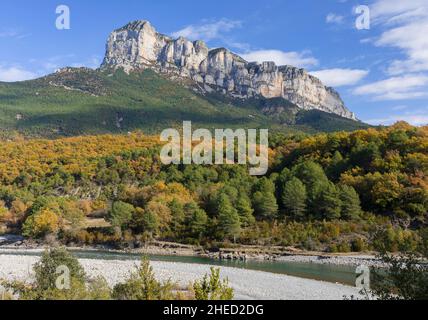 Spagna, Ainsa, Sobrabe comarque, Provincia di Huesca, Comunità Autonoma di Aragona, Pena Montanesa Peak Foto Stock