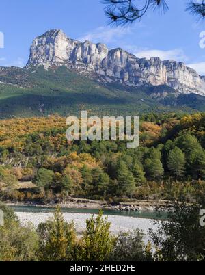 Spagna, Ainsa, Sobrabe comarque, Provincia di Huesca, Comunità Autonoma di Aragona, Pena Montanesa Peak Foto Stock