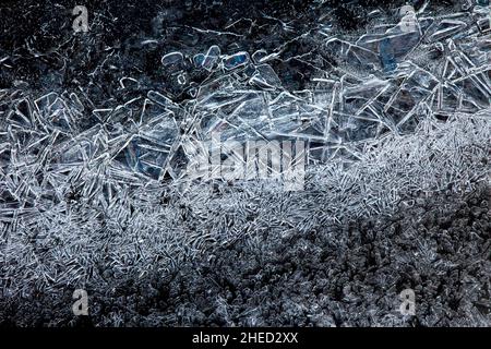 Cristalli di ghiaccio che si formano sul Tobyhanna Creek nelle Pocono Mountains della Pennsylvania. Foto Stock