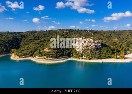 Francia, Alpes de Haute Provence, Parc Naturel Regional du Verdon (Parco Naturale Regionale del Verdon), Sainte Croix du Verdon, villaggio e lago di Sainte Croix Foto Stock