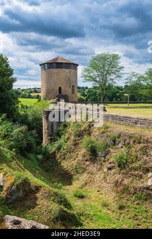 Francia, Deux-Sevres, Parthenay, passo su una delle vie per Santiago de Compostela (Plantagenet Way), rovine del castello fortificato Foto Stock