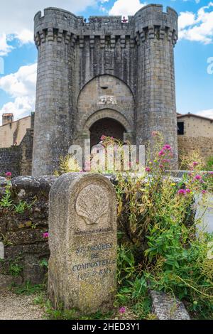 Francia, Deux-Sevres, Parthenay, passo su uno dei modi per Santiago de Compostela (Plantagenet Way), Saint-Jacques porta e Jacobean post Foto Stock