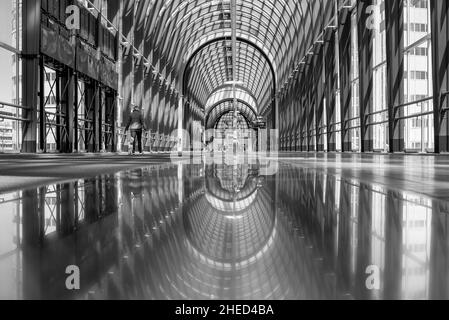 Foto futuristica e in bianco e nero del tunnel, all'interno del ponte Nelson Mandela sull'autostrada A12 a Zoetermeer, nei paesi bassi Foto Stock