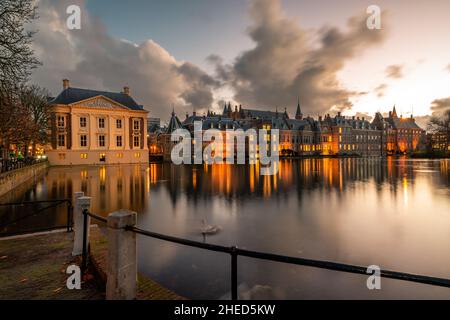 Edifici a l'Aia (Den Haag) lungo il canale Hofvijver, Paesi Bassi - edifici del Parlamento olandese. Foto Stock