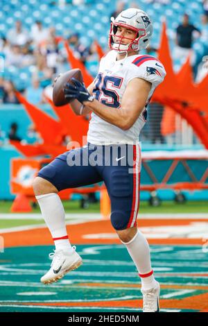 Domenica 9 gennaio 2022; Miami Gardens, Florida USA; il tight end dei New England Patriots Hunter Henry (85) riceve un passaggio durante il riscaldamento pre-partita prima di una gara NFL contro i Miami Dolphins all'Hard Rock Stadium. I Dolphins batterono i Patriots 33-24. (Kim Hukari/immagine dello sport) Foto Stock