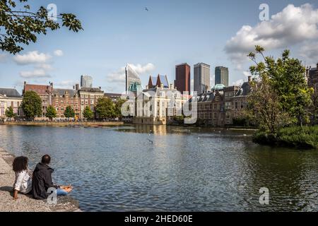 Edifici a l'Aia (Den Haag) lungo il canale Hofvijver, Paesi Bassi - edifici del Parlamento olandese. Foto Stock