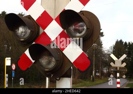 Segnaletica stradale su un incrocio ferroviario belga Foto Stock