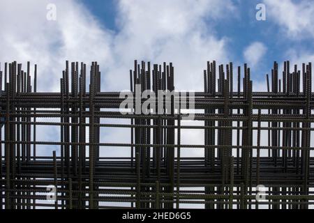 Struttura di barre di rinforzo per la costruzione di calcestruzzo corazzato. Cielo nuvoloso blu Foto Stock