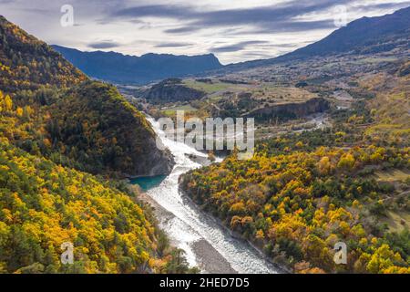 Francia, Hautes Alpes, Valle della Durance, Saint Andre d'Embrun, Chateauroux les Alpes, Roccia glaciale di Chateauroux (vista aerea) // Francia, Hautes-Alpes ( Foto Stock