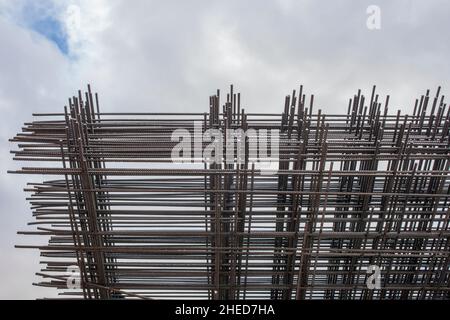 Struttura di barre di rinforzo per la costruzione di calcestruzzo corazzato. Cielo nuvoloso blu Foto Stock