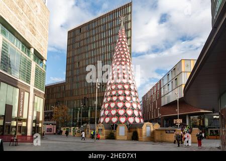 Liverpool, Regno Unito: Albero di Natale gigante e Bar Hutte apres ski bar, centro città. Foto Stock