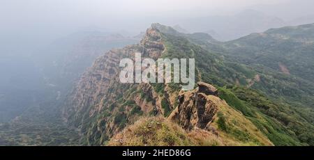 Vista ipnotica della gamma Mahabaleshwar dei ghat occidentali compresi Pratapgad, Koleshwar, Raireshwar e Chandragad da arthur SEAT, Mahabaleshwar Foto Stock