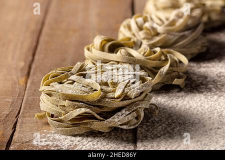 Le tagliatelle di spinaci non cotti nidificano la pasta Foto Stock