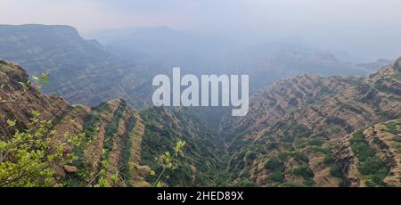 Vista ipnotica della gamma Mahabaleshwar dei ghat occidentali compresi Pratapgad, Koleshwar, Raireshwar e Chandragad da arthur SEAT, Mahabaleshwar Foto Stock