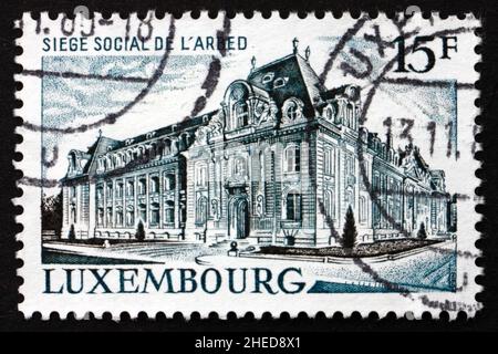 LUSSEMBURGO - CIRCA 1971: Un francobollo stampato in Lussemburgo mostra la sede della ARBED Steel Corporation, Lussemburgo, circa 1971 Foto Stock