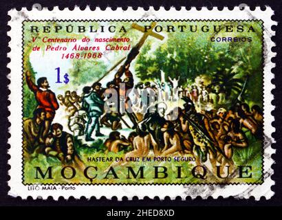 MOZAMBICO PORTOGHESE - CIRCA 1970: Un francobollo stampato in Mozambico portoghese mostra l'innalzamento della Croce a Porto Seguro, Pedro Alvares Cabral, circa Foto Stock