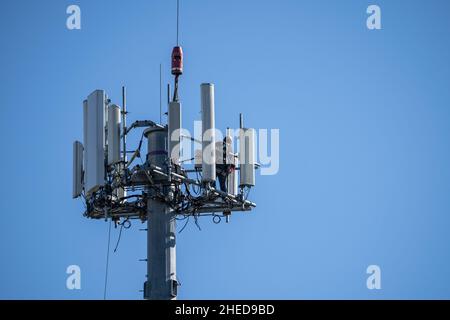 Berks County, Pennsylvania - 20 ottobre 2021: Un lavoratore lavora per aggiornare la torre cellulare nella contea di Berks, Pennsylvania Foto Stock