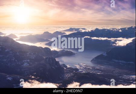 Vista aerea di una piccola città, Squamish, in Howe Sound durante la stagione invernale Foto Stock