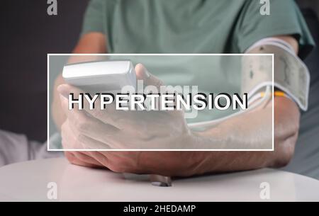 Parola ipertensione con tonometro. Concetto di pressione sanguigna alta. Foto Stock